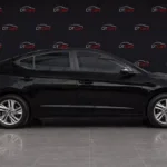 Оренда чорного Hyundai Elantra 2020 вигляд спереду