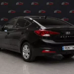 Hyundai Elantra 2020 чорний вид збоку для оренди