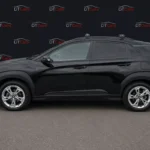 Hyundai Kona 2022 чорний вид збоку для оренди