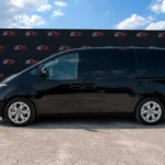 Оренда чорного Hyundai Staria 2022 вигляд спереду