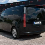 Hyundai Staria 2022 чорний вид збоку для оренди