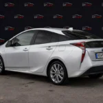 Оренда сірого Toyota Prius 2017 вигляд спереду