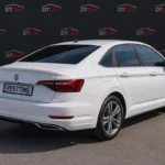 Оренда білого Volkswagen Jetta 2020 вигляд спереду