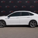 Volkswagen Jetta 2020 білий вид збоку для оренди